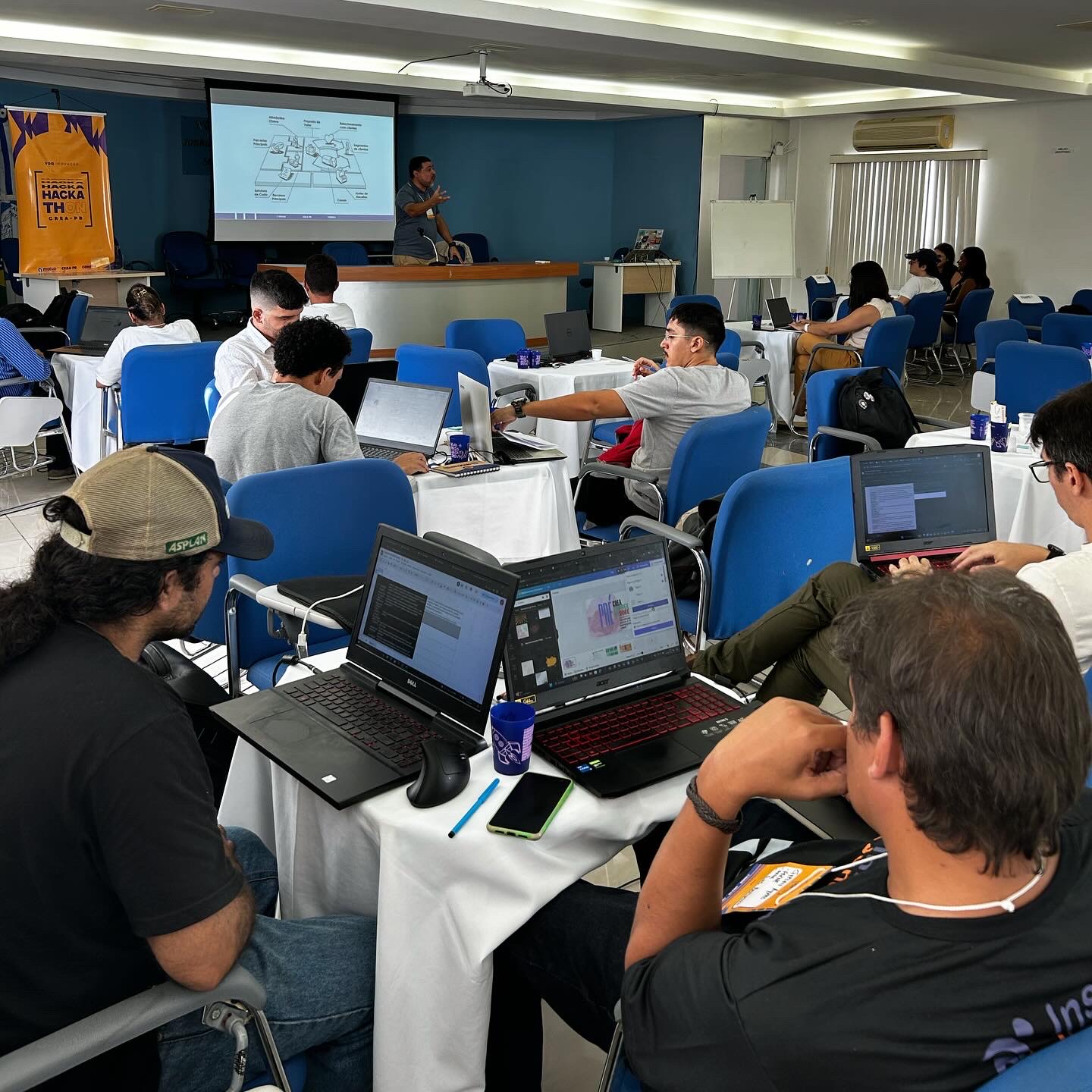 Workshop de modelagem de negócios durante o Hackathon do Crea-PB