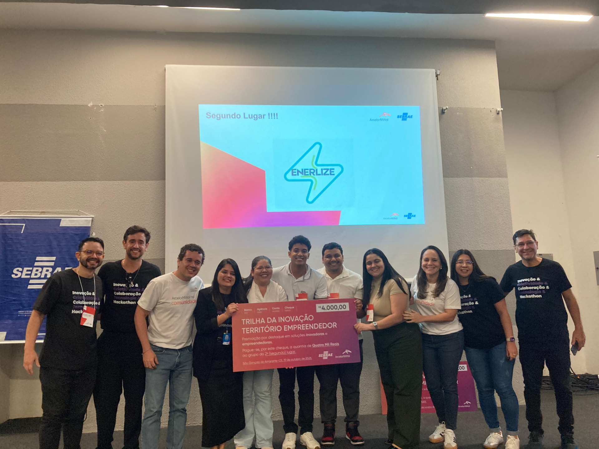 Equipe Enerlize recebendo o prêmio de 2º lugar
