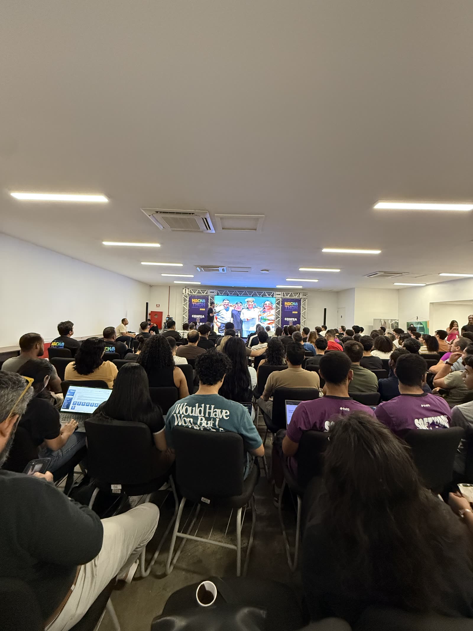 Equipes em trabalho colaborativo durante o hackathon