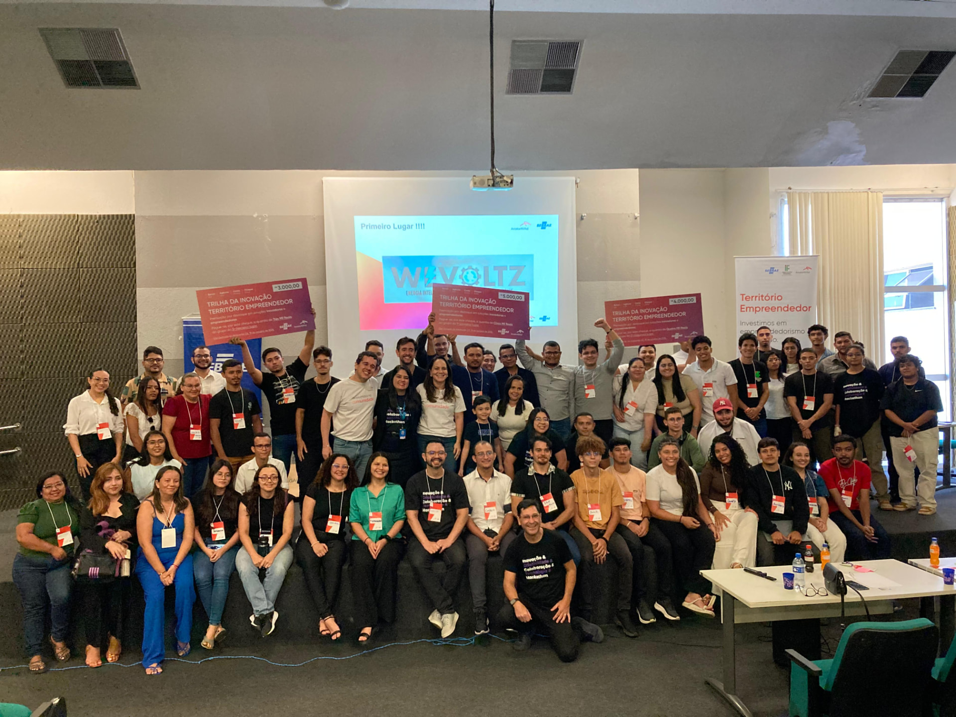 Foto oficial de todos os participantes do hackathon Território Empreendedor