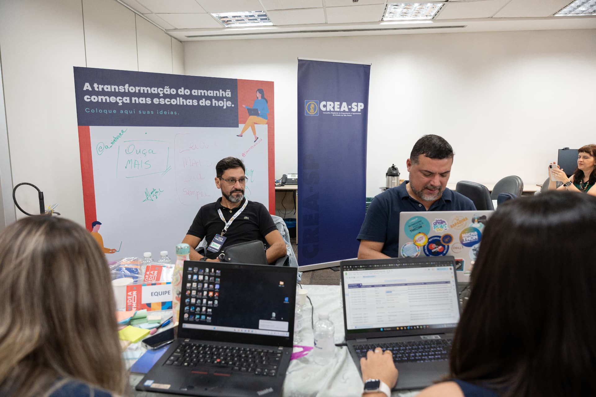Participantes trabalhando em equipe durante o Ideathon do Crea-SP